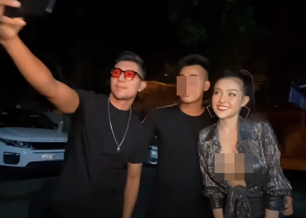 Được biết, đêm diễn mà Ngân 98 tham gia thực chất là buổi pool party.