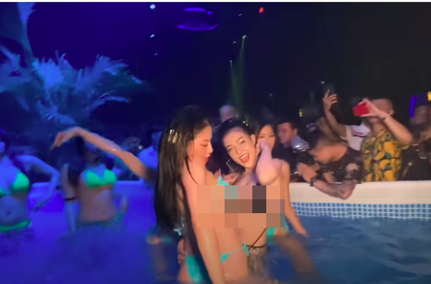 Trước đó, trên MXH xuất hiện khá nhiều hình ảnh Ngân 98 làm DJ nhưng gây "nhức mắt" với trang phục mặc như không mặc.