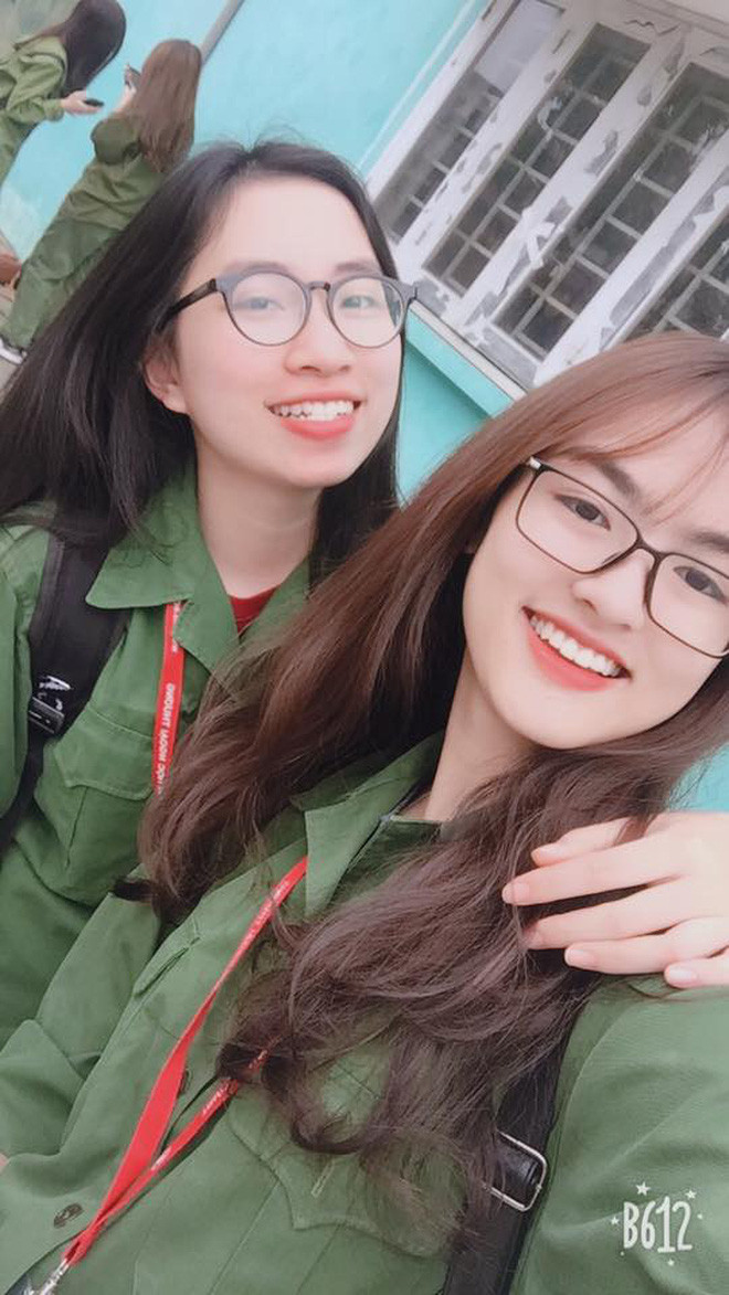 Khi đến trường lớp với dáng vẻ tự nhiên, trông cô bạn xinh xắn nhẹ nhàng hơn, tươi tắn và rạng rỡ đúng tuổi.