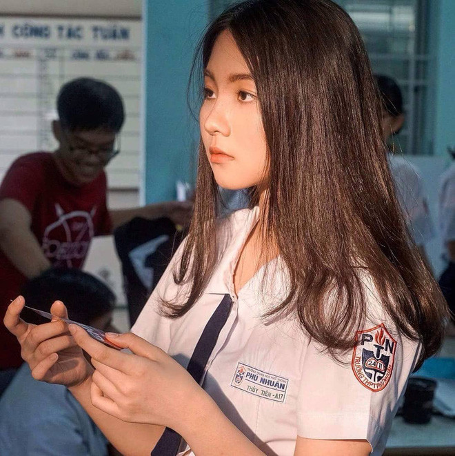 Không chỉ xinh đẹp khi lên hình, Thủy Tiên còn rất trong trẻo và xinh xắn như thường ngay cả khi sử dụng ít son phấn.