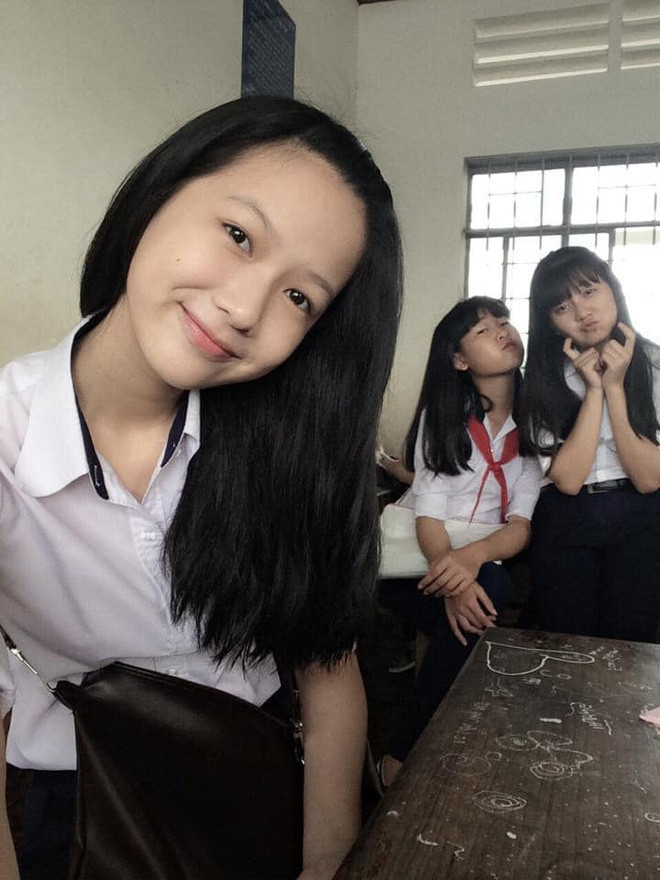 Dù có trang điểm hay để mặt mộc, trông cô nàng vẫn cực kỳ xinh xắn và đáng yêu, lại còn trẻ trung hơn rất nhiều.