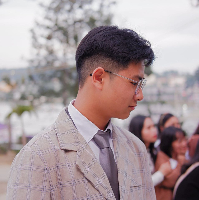 Nam sinh điển trai chia sẻ, anh cảm thấy rất hài lòng về phần thi của mình vì giây phút được đứng trên trong cuộc thi Đường lên đỉnh Olympia là kỉ niệm hạnh phúc nhất cuộc đời.