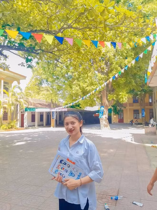 Vốn có năng khiếu lại đam mê ca hát nên nữ sinh 2K thường xuyên đăng tải những clip khoe giọng của mình lên Tik Tok. Hải Yến cho biết đây là giọng bẩm sinh, cô chưa học qua trường lớp đào tạo thanh nhạc nào.