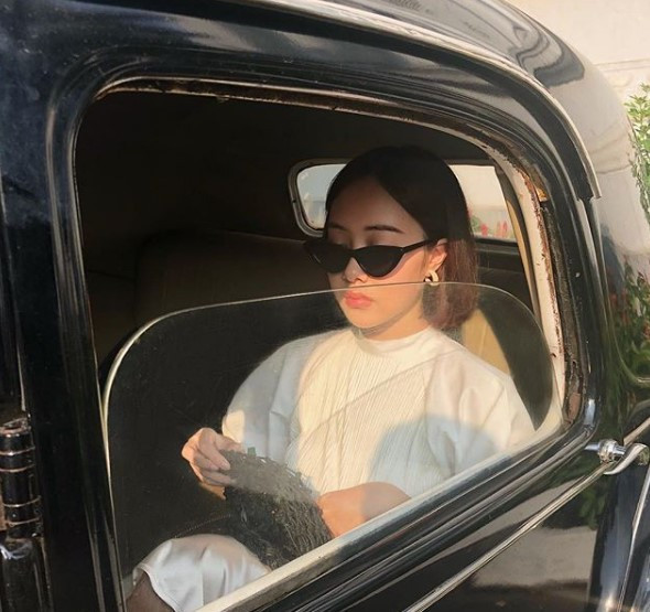 Cũng trên trang cá nhân của mình, Thùy Anh thường xuyên chia sẻ những bức ảnh thời trang cực đẹp với nhiều sắc thái, từ vui tươi cho đến sâu lắng, cảm xúc.