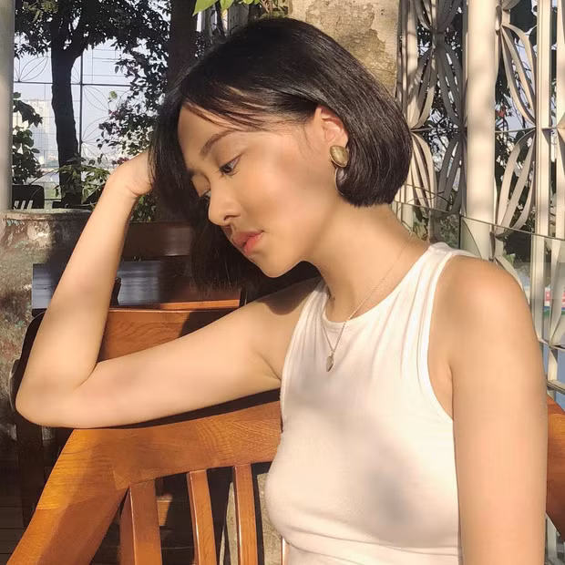 Sở hữu góc nghiêng vi diệu thực sự hoàn hảo với chiếc mũi cao, đôi môi cong và chiếc cằm thon gọn. Mái tóc ngắn cũng giúp cô nàng tôn lên những đường nét thanh thoát trên gương mặt.