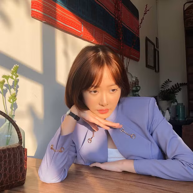 Gương mặt của cô khiến nhiều người lầm tưởng là người Hàn Quốc hay Nhật Bản vì quá sắc sảo.