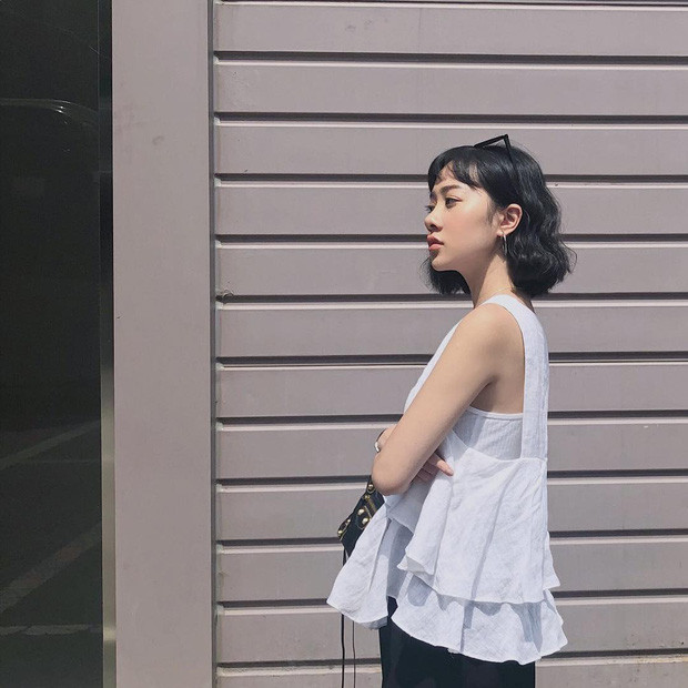 Mái tóc ngắn cá tính, da trắng, mặt ưa nhìn, thân hình cân đối, nhiều dân mạng đã không quá khi gọi Thùy Anh với danh hiệu "nữ thần góc nghiêng". Mời quý độc giả đón xem thêm video Hái ra tiền nhờ danh xưng hot girl - Nguồn: KÊNH VTC1