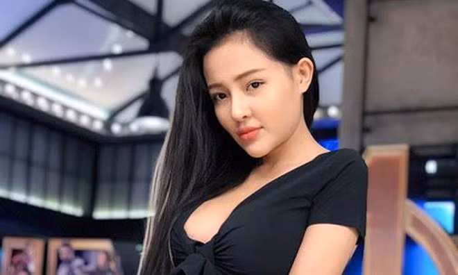 Liên quan tới việc ăn mặc hở hang của Ngân 98, đại diện Sở Văn hóa và Thể thao Hà Nội cho biết ngay sẽ làm việc với chủ quán bar nơi hot girl thị phi này đến để làm rõ. Tuy nhiên, việc có cấm cô biểu diễn trong thời gian tới hay không vẫn là dấu hỏi.