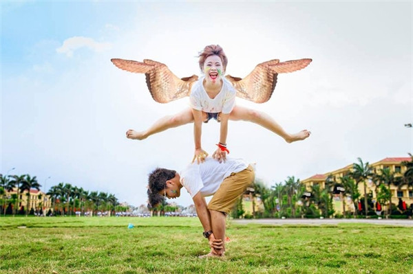 Tuy nhiên, thay vì ghép cánh thiên nga như ước nguyện của chủ nhân, nhiều dân mạng đã hô biến cô gái với đôi cánh độc đáo như ... cánh gá