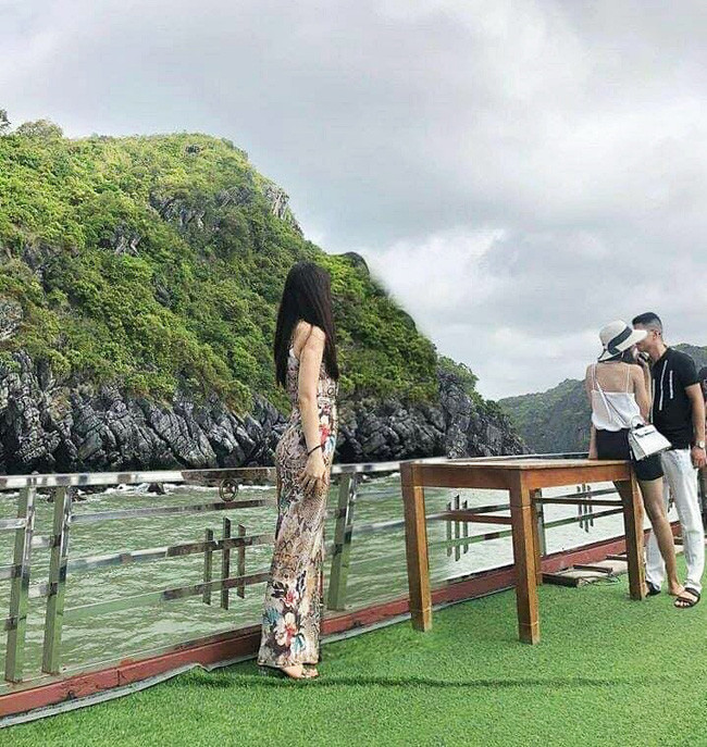 Thay vì xóa chiếc bàn vô duyên và cô gái áo trắng phía sau, một cao thủ photoshop đã chỉnh sửa thành chuyện tình tay 3 khiến dân mạng cười té ghế. Đang yên đang lành chủ nhân bức ảnh bỗng nhiên trở thành kẻ bị "cắm sừng" vừa thương vừa buồn cười. 