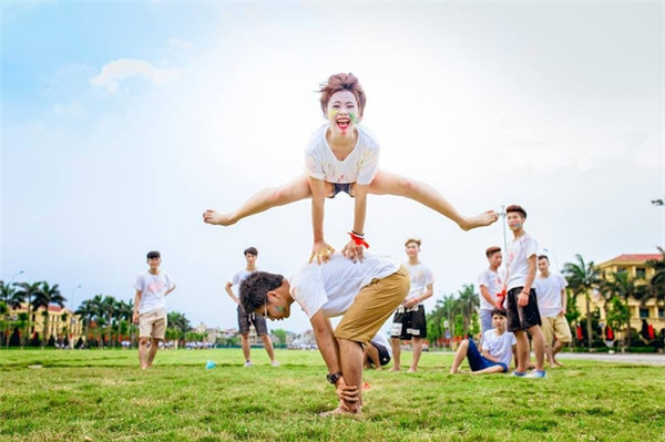 Bức ảnh kỉ yếu ghi lại khoảnh khắc độc đáo của một nữ sinh với trọn vẹn cảm xúc. Có lẽ vì mong muốn có một sản phẩm hoàn mỹ hơn, nữ sinh này đã lên mạng nhờ mọi người ghép cho thêm đôi cánh, cho giống thiên thần và phù hợp với cách tạo dáng.