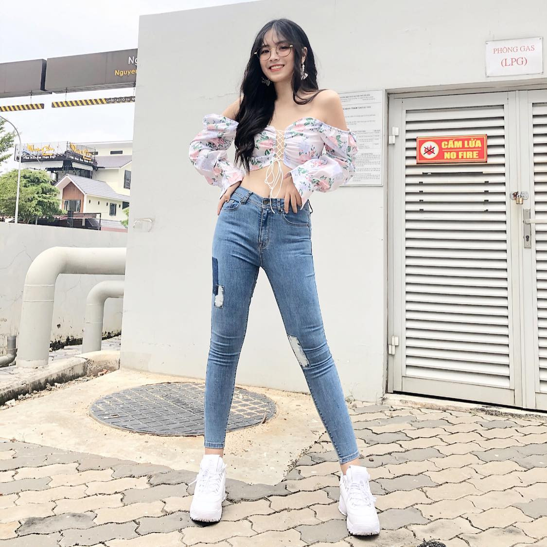 Hot girl này cao 1m68 và sở hữu số đo 3 vòng là 85-62-96. Ngoài thời gian đi học ở trường, Hân còn làm mẫu ảnh, công việc này cô nàng bắt đầu từ năm học lớp 10.