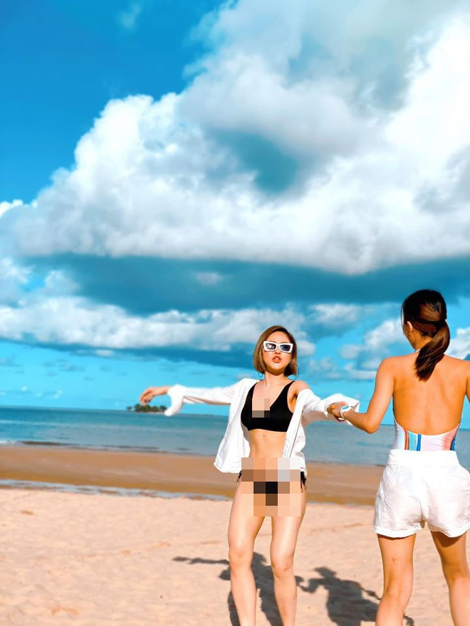 Những hình ảnh nóng bỏng được hot girl Thanh Hóa chụp lại trong chuyến du lịch cùng gia đình. Trâm Anh thoải mái vui đùa bên bãi biển cùng bạn bè.