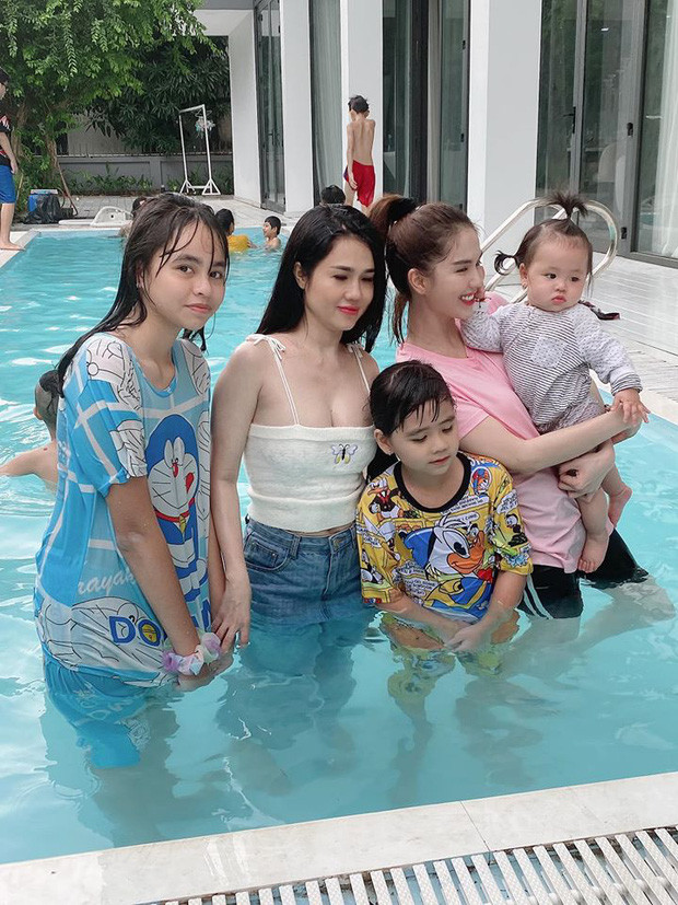 Trong những hình ảnh đó, cư dân mạng đặc biệt chú ý đến khoảnh khắc hai chị em gái nhà Ngọc Trinh đứng cạnh nhau trong một khung hình. Có lẽ vì lựa chọn trang phục quá bình thường nên dường như "nữ hoàng nội y" có phần lép vế hơn chị mình về nhan sắc.