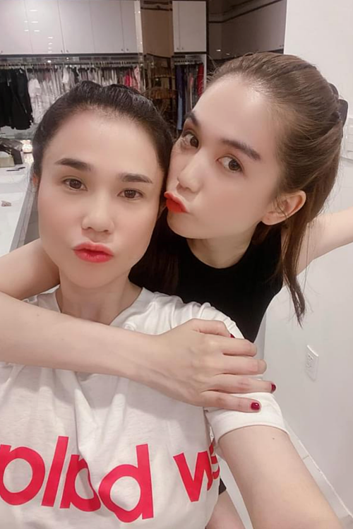 Chị gái Ngọc Trinh sở hữu vẻ ngoài khá ưa nhìn và thân hình quyến rũ chẳng hề kém cạnh em gái.