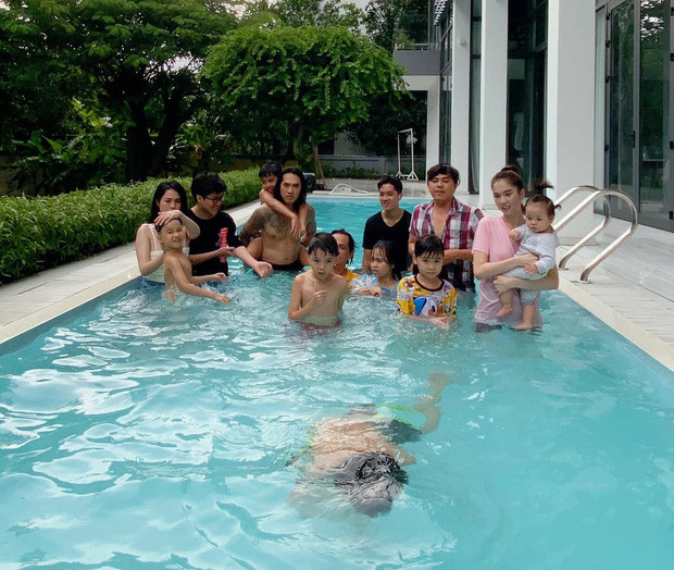 Những khoảnh khắc vui vẻ bên gia đình được chị gái Ngọc Trinh chia sẻ lên trang cá nhân đã nhanh chóng thu hút đông đảo sự chú ý từ dư luận.