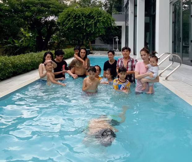 Những khoảnh khắc vui vẻ bên gia đình được chị gái Ngọc Trinh chia sẻ lên trang cá nhân đã nhanh chóng thu hút đông đảo sự chú ý từ dư luận.