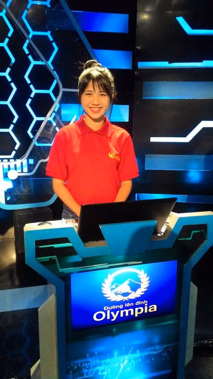 Với khuôn mặt xinh xắn, nụ cười đáng yêu, "hot girl ống nghiệm" Phạm Tường Lan Thy đã khiến cả trường quay Olympia cũng như khán giả truyền hình lúc đó phải “xiêu lòng” mến mộ.