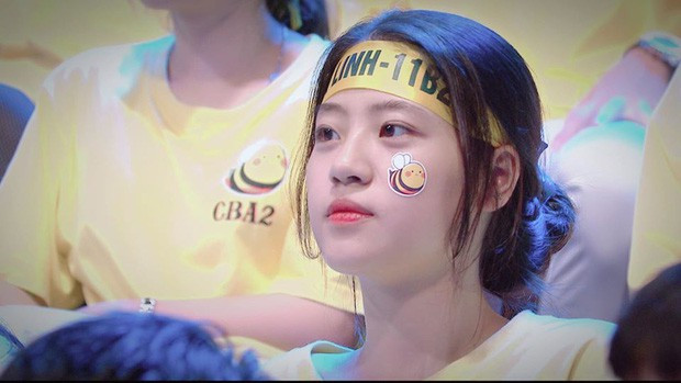 Cô bạn Trịnh Phương Mai, đại diện trường đi cổ vũ thí sinh Trịnh Khánh Linh của trường THPT Kiến An cũng nổi tiếng từ khi lên sóng chương trình Đường lên đỉnh Olympia khi sở hữu khuôn mặt bầu bĩnh xinh xắn.