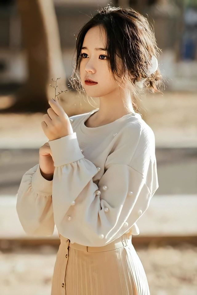 Bên cạnh đó, cô nàng thường diện những bộ trang phục khá đơn giản và không hề phóng thoáng quá mức so với lứa tuổi.