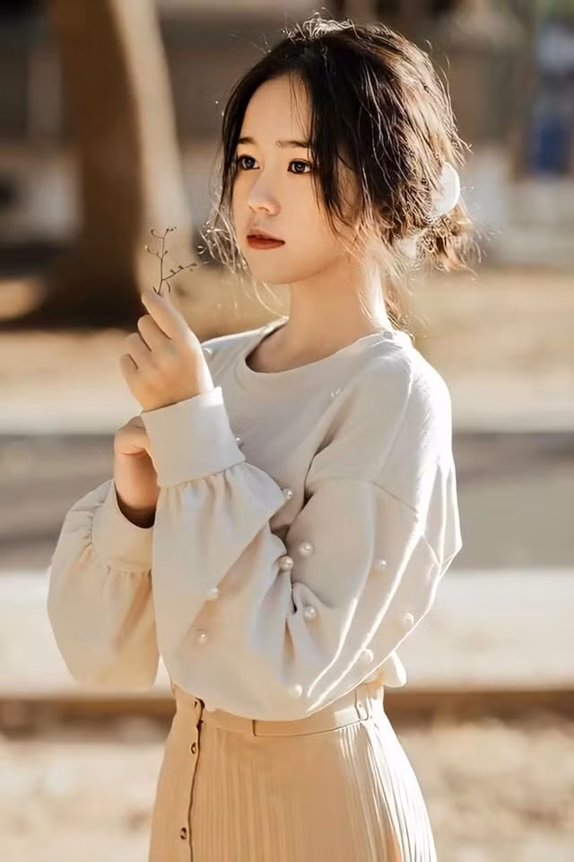 Bên cạnh đó, cô nàng thường diện những bộ trang phục khá đơn giản và không hề phóng thoáng quá mức so với lứa tuổi.