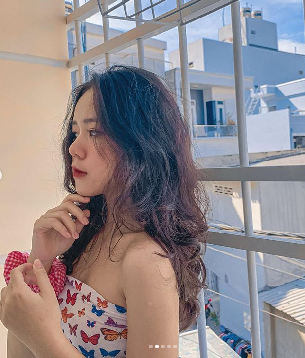 Trên trang cá nhân, Linh thường đăng ảnh mặc đồ ôm sát khoe đường cong cơ thể quyến rũ.