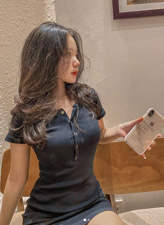 Khánh Linh được trời phú cho nhan sắc xinh xắn, ngọt ngào cùng thân hình hút mắt, đường nét cân đối.