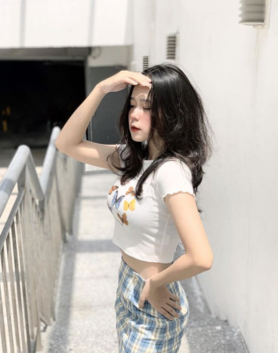 Theo tìm hiểu, nữ sinh khiến dân tình phải "bần thần" trước nhan sắc có tên Đinh Ngọc Khánh Linh sinh năm 2006. cô bạn này dù mới xuất hiện nhưng khiến ai nấy cũng phải xuýt xoa vì nhan sắc xinh đẹp, ngọt ngào “hết nấc”.