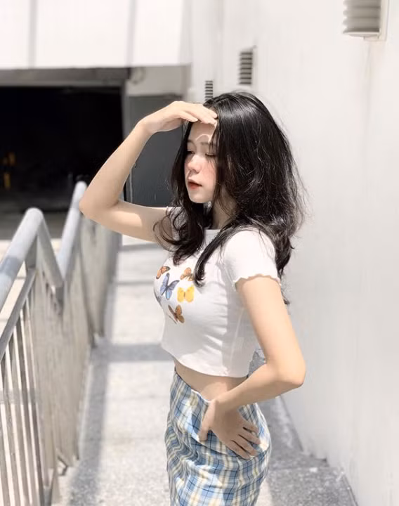 Theo tìm hiểu, nữ sinh khiến dân tình phải "bần thần" trước nhan sắc có tên Đinh Ngọc Khánh Linh sinh năm 2006. cô bạn này dù mới xuất hiện nhưng khiến ai nấy cũng phải xuýt xoa vì nhan sắc xinh đẹp, ngọt ngào “hết nấc”.