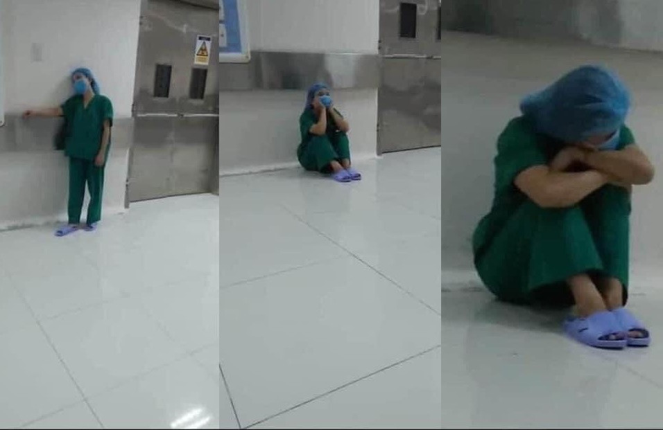 Khi mọi người đang chìm vào giấc ngủ thì nữ nhân viên y tế này mệt mỏi, bơ phờ ngồi gục ngoài hành lang vì làm việc suốt 12h liền không nghỉ.