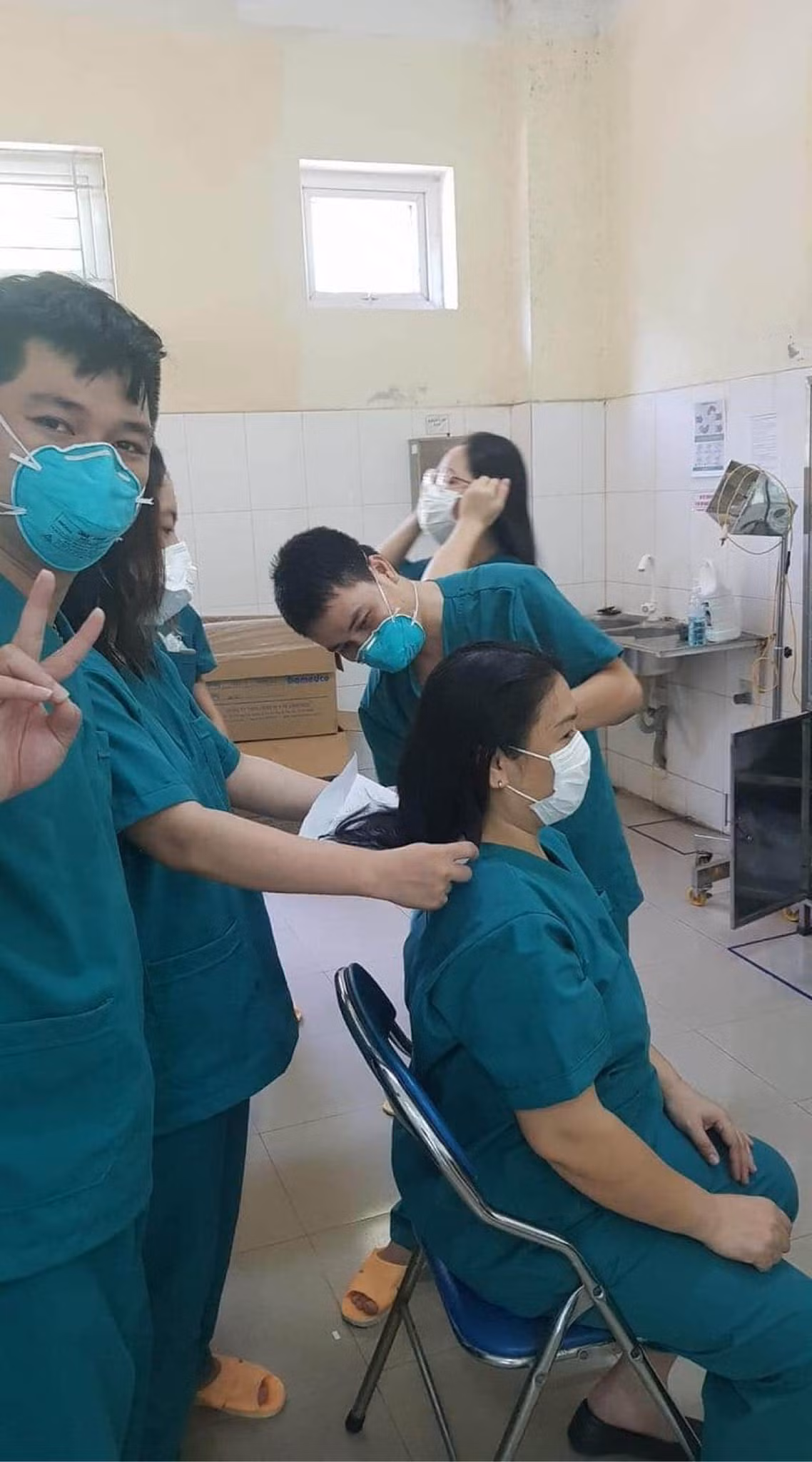 Hình ảnh này khiến nhiều người vô cùng xúc động. Rất nhiều lời bình luận bày tỏ sự tôn trọng và lời cảm ơn dành cho đội ngũ y bác sĩ ở Đà Nẵng nói riêng và trên cả nước nói chung.