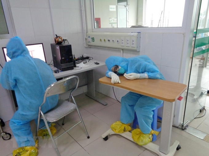 Hình ảnh những bác sỹ, nhân viên y tế tranh thủ chợp mắt ngay tại nơi làm việc khiến ai nấy không khỏi nao lòng.