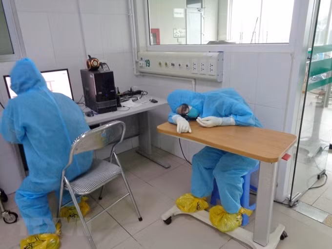 Hình ảnh những bác sỹ, nhân viên y tế tranh thủ chợp mắt ngay tại nơi làm việc khiến ai nấy không khỏi nao lòng.