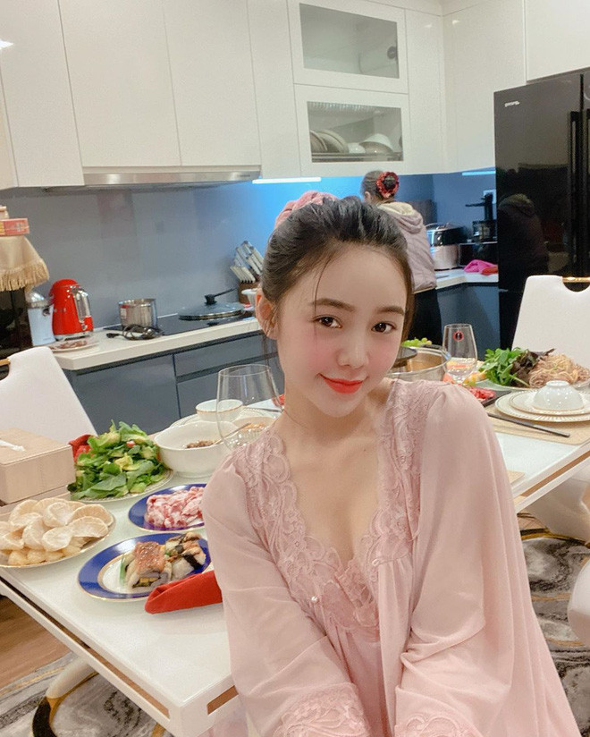 Quỳnh Kool tên thật là Nguyễn Thị Quỳnh, sinh năm 1995 và là cựu sinh viên của lớp diễn viên, khoa sân khấu, trường ĐH Sân khấu điện ảnh Hà Nội