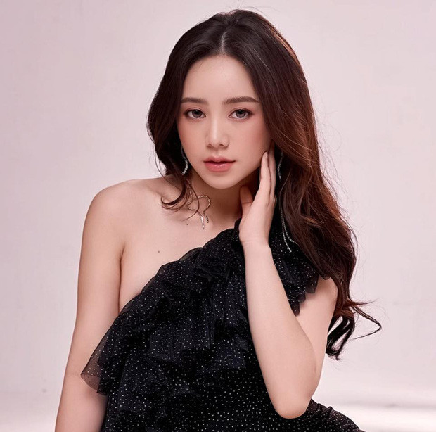 Cô nàng cũng đã từng lọt vào top 3 tài năng cuộc thi Nữ sinh viên Việt Nam duyên dáng. Bên cạnh đó, Quỳnh là một thành viên trong nhóm Kem xôi TV.