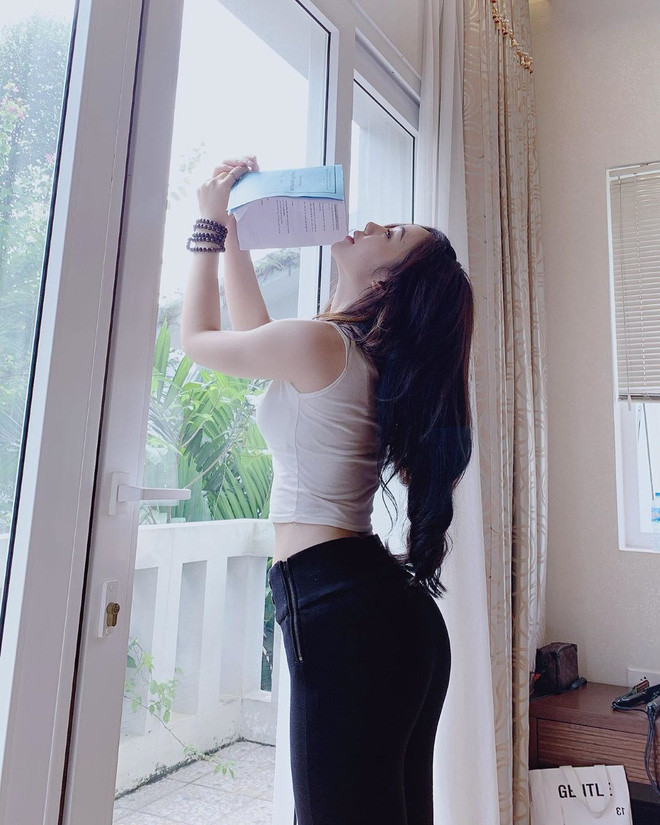 Ngay cả khi diện những bộ trang phục đơn giản, Quỳnh Kool vẫn toát ra sự quyến rũ khiến người khác bị thu hút.