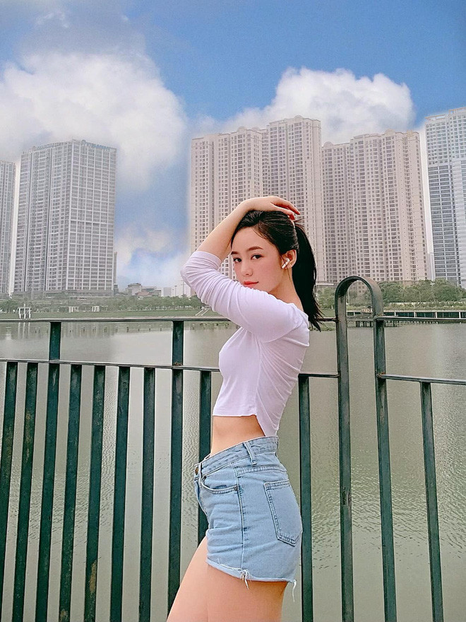 Sở hữu vóc dáng cao ráo cộng thêm thân hình quyến rũ nên cô nàng rất chăm chỉ khoe lên MXH.