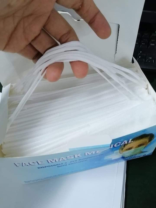 Chiếc khẩu trang "độc nhất vô nhị" này ai cũng thấy lúng túng vì không biết sẽ đeo thế nào.