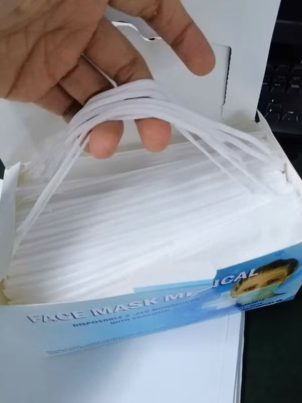 Chiếc khẩu trang "độc nhất vô nhị" này ai cũng thấy lúng túng vì không biết sẽ đeo thế nào.