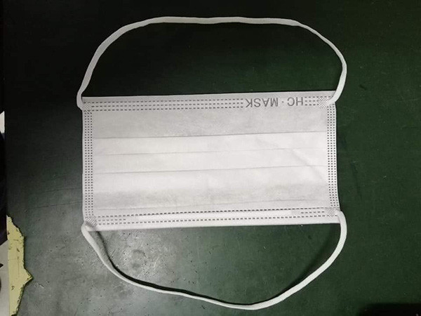 Một chàng trai khác mong ngóng mãi mới đến ngày mua được hộp khẩu trang cho mình và gia đình dùng. Thế nhưng, khi mở ra thì sản phẩm được thiết kế rất đặc biệt, dù có 2 dây đeo nhưng vị trí khá khác lạ so với khẩu trang thông thường.