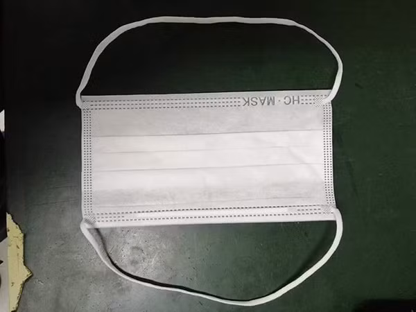 Một chàng trai khác mong ngóng mãi mới đến ngày mua được hộp khẩu trang cho mình và gia đình dùng. Thế nhưng, khi mở ra thì sản phẩm được thiết kế rất đặc biệt, dù có 2 dây đeo nhưng vị trí khá khác lạ so với khẩu trang thông thường.