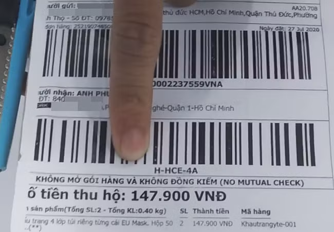 Đơn hàng dán trên hộp ghi rõ sản phẩm mà anh này đặt mua là 2 hộp khẩu trang 4 lớp loại xịn. Ghi chú trên đơn còn viết rõ ràng không được mở gói khi nhận hàng.