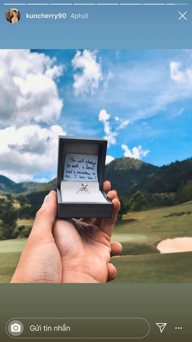 Chưa hết, trên story Instagram, nữ MC xinh đẹp còn đăng ảnh rõ hơn lời cầu hôn của Hoàng Nam: "You will always be both, a home and a vacation to me. I love you!" (Tạm dịch: "Em luôn luôn là cả 2, một mái ấm và một khoảng bình yên dành cho anh. Anh yêu em!").