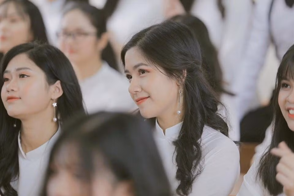 Ngọc Mai trước đó từng được dân mạng chú ý qua loạt ảnh xinh xắn trong ngày khai giảng, khi đó cô nàng diện áo dài trắng và nở nụ cười tươi tắn "đốn tim" người nhìn.