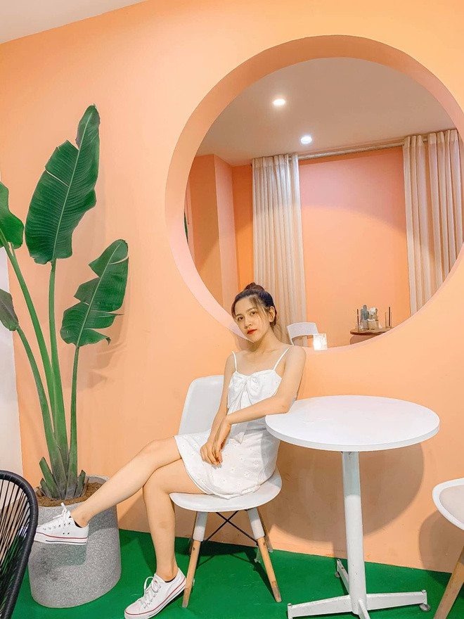 Là cô gái thích sự giản dị, trang phục của Mai sau giờ lên lớp, khi ra đường đi chơi cùng bạn bè khá đơn giản như váy suông và giày thể thao.