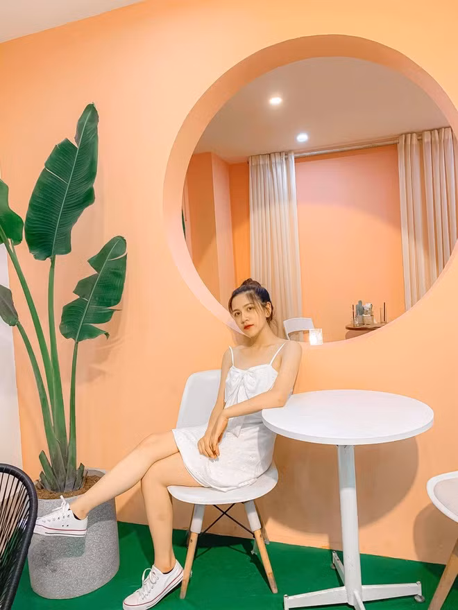 Là cô gái thích sự giản dị, trang phục của Mai sau giờ lên lớp, khi ra đường đi chơi cùng bạn bè khá đơn giản như váy suông và giày thể thao.