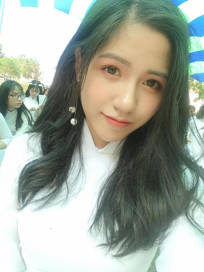 Xinh xắn, học giỏi, được nhiều bạn bè, thầy cô quý mến, nhưng cô nàng tiết lộ chưa có thời gian dành cho tình cảm riêng tư. Mời quý độc giả đón xem thêm video Nữ sinh Nghệ An nói nhiều thứ tiếng - Nguồn: KÊNH VTC1