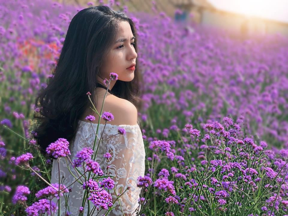 Bên cạnh việc học tập, nữ sinh 19 tuổi còn đi dạy gia sư và làm mẫu cho vài thương hiệu thời trang.