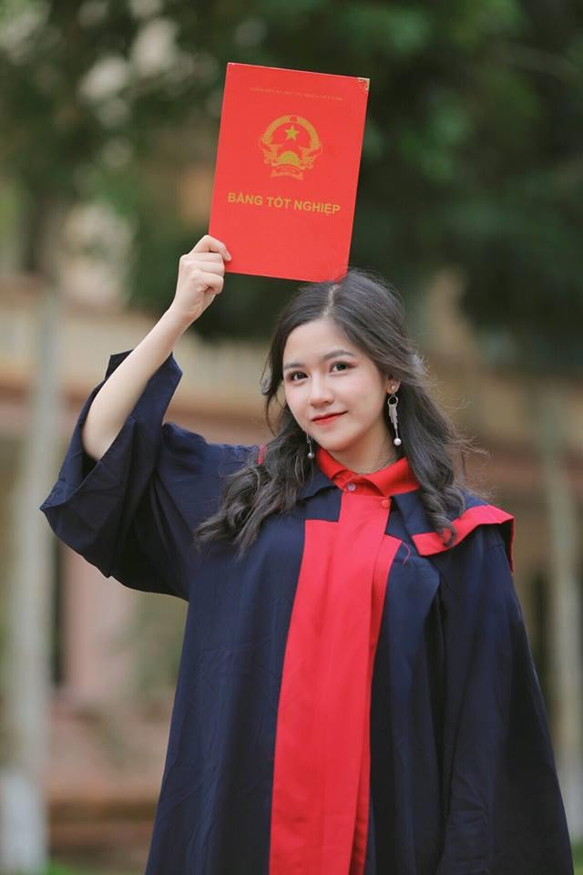 Nữ sinh Lào Cai còn gây chú ý với bảng thành tích học tập đáng nể như giải nhì học sinh giỏi môn Văn quốc gia, giải ba cuộc thi Khoa học kỹ thuật cho học sinh trung học năm 2018,...