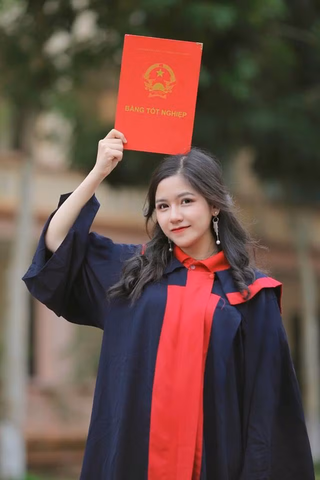 Nữ sinh Lào Cai còn gây chú ý với bảng thành tích học tập đáng nể như giải nhì học sinh giỏi môn Văn quốc gia, giải ba cuộc thi Khoa học kỹ thuật cho học sinh trung học năm 2018,...